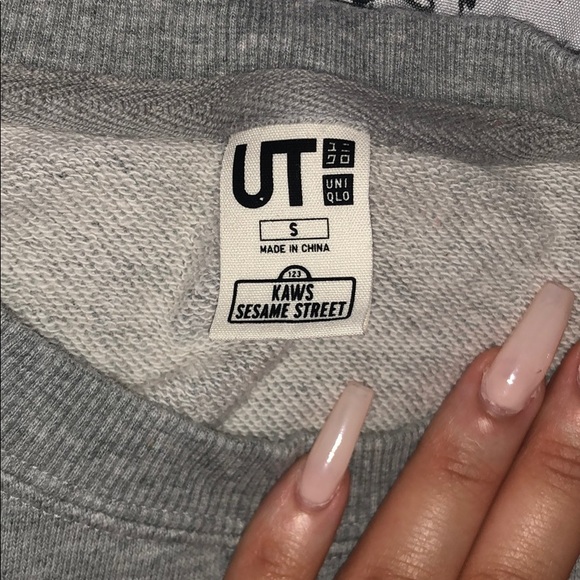 sweatshirt from KAWS X uniqlo - Picture 3 of 3